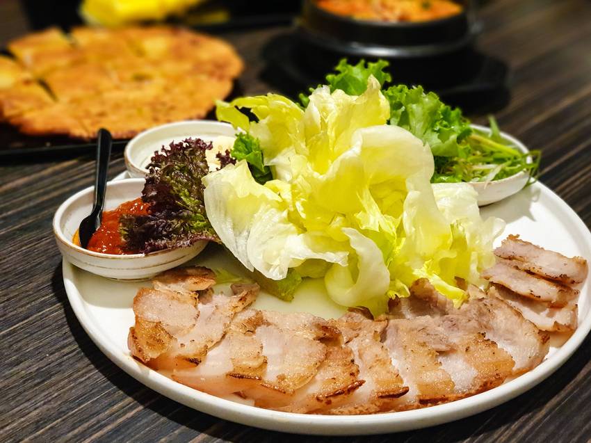 高雄美食||玉豆腐韓國家庭料理 家樂福愛河店-不只有豆腐煲，韓式炸雞搭配熔岩起司也是罪惡十足 ||三民區、韓式料理