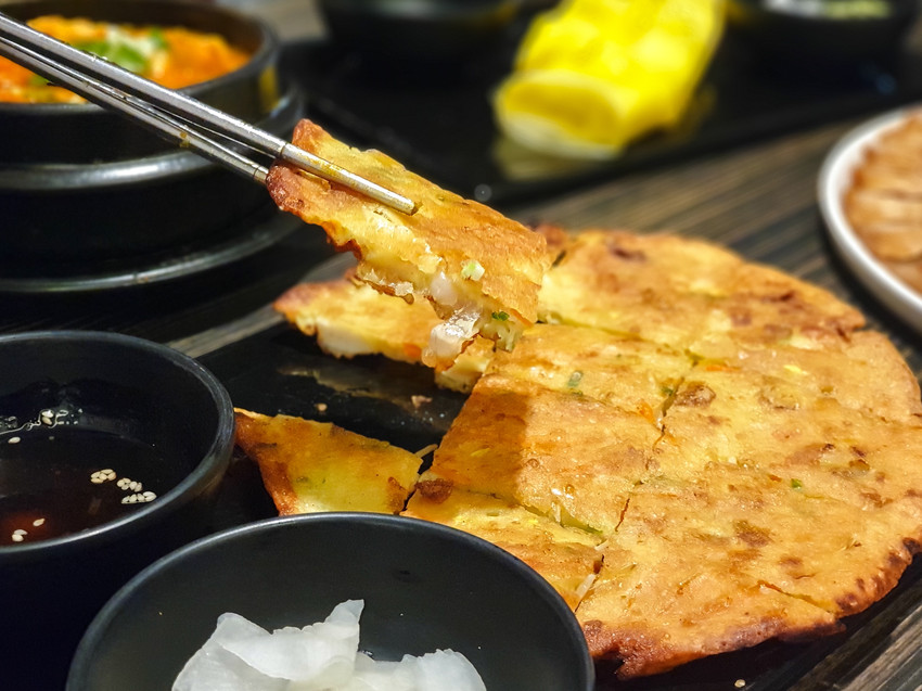 高雄美食||玉豆腐韓國家庭料理 家樂福愛河店-不只有豆腐煲，韓式炸雞搭配熔岩起司也是罪惡十足 ||三民區、韓式料理