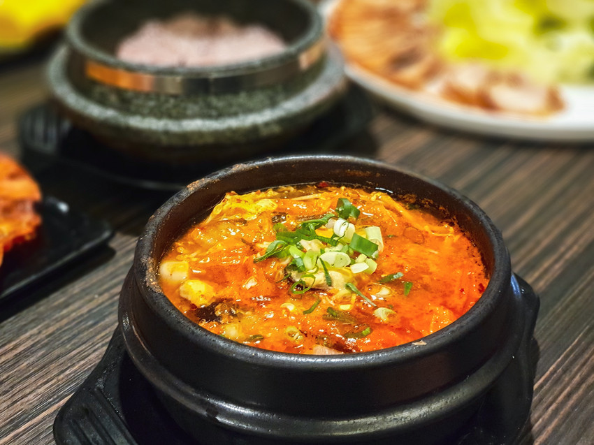 高雄美食||玉豆腐韓國家庭料理 家樂福愛河店-不只有豆腐煲，韓式炸雞搭配熔岩起司也是罪惡十足 ||三民區、韓式料理