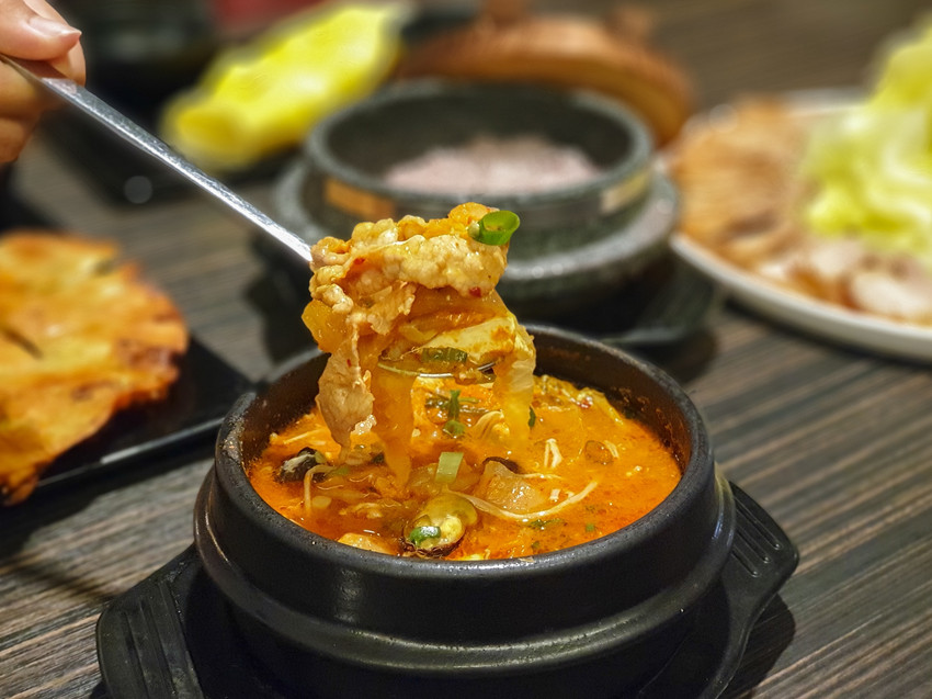 高雄美食||玉豆腐韓國家庭料理 家樂福愛河店-不只有豆腐煲，韓式炸雞搭配熔岩起司也是罪惡十足 ||三民區、韓式料理