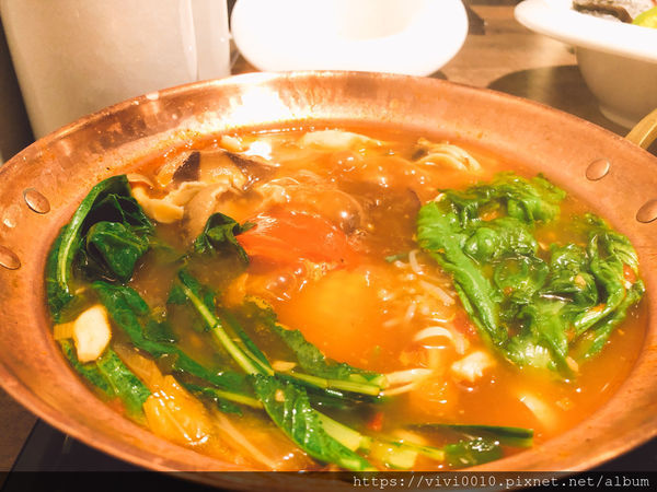 圓圓家愛吃貨-《台北信義》貴婦百貨的美食街就是與眾不同，來自無塵室的超級蔬菜《NICE GREEn 萊點鍋》新鮮直送！