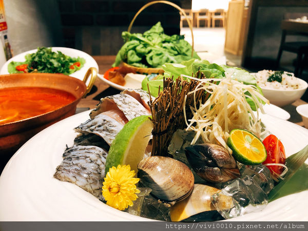 圓圓家愛吃貨-《台北信義》貴婦百貨的美食街就是與眾不同，來自無塵室的超級蔬菜《NICE GREEn 萊點鍋》新鮮直送！