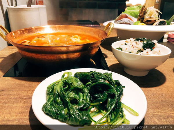 圓圓家愛吃貨-《台北信義》貴婦百貨的美食街就是與眾不同，來自無塵室的超級蔬菜《NICE GREEn 萊點鍋》新鮮直送！