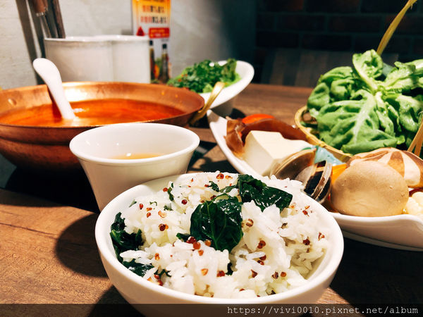 圓圓家愛吃貨-《台北信義》貴婦百貨的美食街就是與眾不同，來自無塵室的超級蔬菜《NICE GREEn 萊點鍋》新鮮直送！