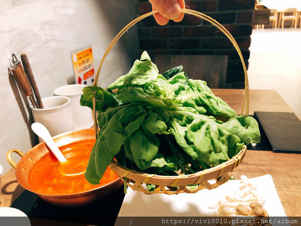 圓圓家愛吃貨-《台北信義》貴婦百貨的美食街就是與眾不同，來自無塵室的超級蔬菜《NICE GREEn 萊點鍋》新鮮直送！