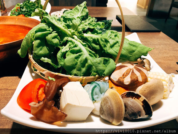 圓圓家愛吃貨-《台北信義》貴婦百貨的美食街就是與眾不同，來自無塵室的超級蔬菜《NICE GREEn 萊點鍋》新鮮直送！