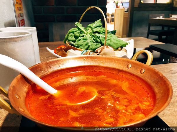 圓圓家愛吃貨-《台北信義》貴婦百貨的美食街就是與眾不同，來自無塵室的超級蔬菜《NICE GREEn 萊點鍋》新鮮直送！