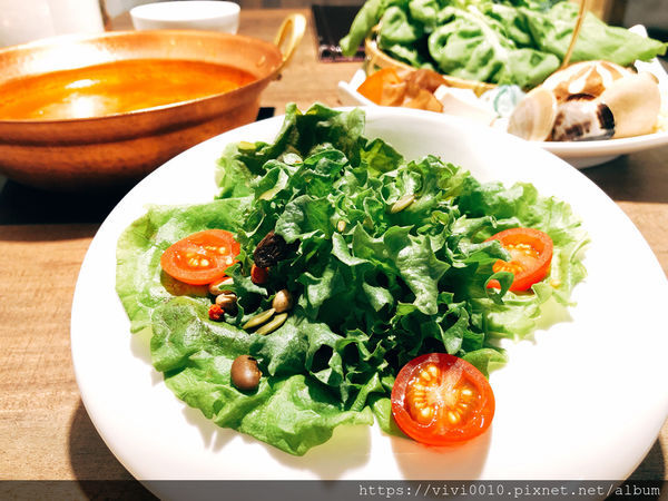 圓圓家愛吃貨-《台北信義》貴婦百貨的美食街就是與眾不同，來自無塵室的超級蔬菜《NICE GREEn 萊點鍋》新鮮直送！