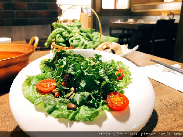 圓圓家愛吃貨-《台北信義》貴婦百貨的美食街就是與眾不同，來自無塵室的超級蔬菜《NICE GREEn 萊點鍋》新鮮直送！