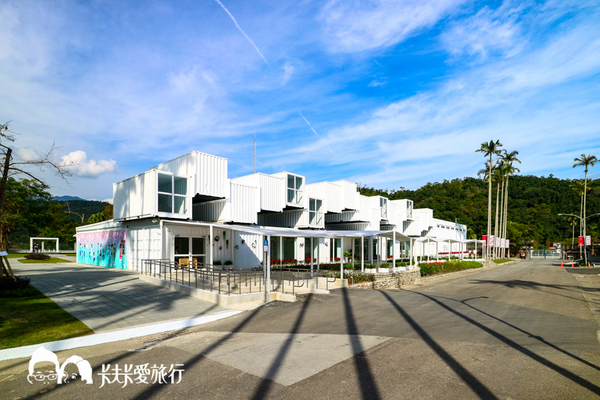 龍潭湖畔悠活園區:【宜蘭景點】礁溪龍潭湖畔純白色貨櫃屋|景觀咖啡店悠活園區 龍潭湖畔悠活園區:【宜蘭景點】礁溪龍潭湖畔純白色貨櫃屋|景觀咖啡店悠活園區