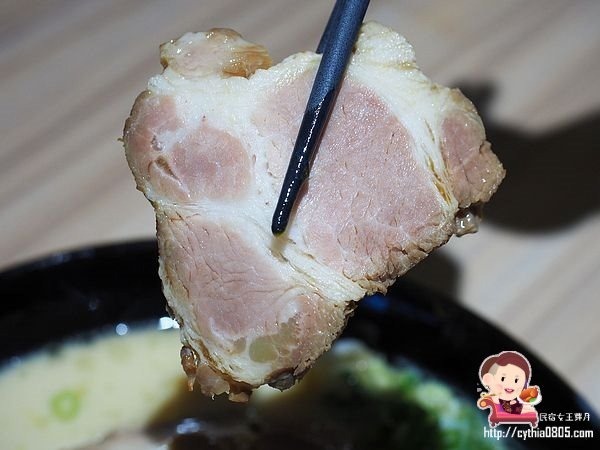 桃園中壢美食-大海豚骨拉麵-肉山叉燒拉麵超驚人，豚骨純正的好味道 (邀約) @民宿女王芽月-美食.旅遊.全台趴趴走