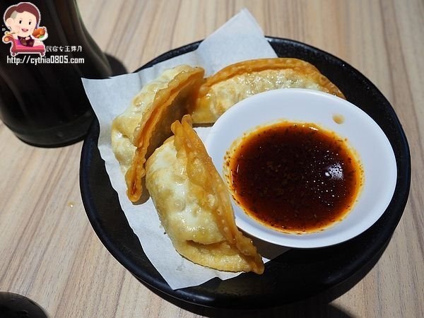 桃園中壢美食-大海豚骨拉麵-肉山叉燒拉麵超驚人，豚骨純正的好味道 (邀約) @民宿女王芽月-美食.旅遊.全台趴趴走