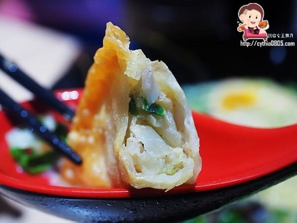 桃園中壢美食-大海豚骨拉麵-肉山叉燒拉麵超驚人，豚骨純正的好味道 (邀約) @民宿女王芽月-美食.旅遊.全台趴趴走