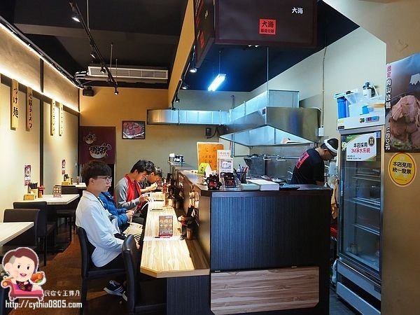 桃園中壢美食-大海豚骨拉麵-肉山叉燒拉麵超驚人，豚骨純正的好味道 (邀約) @民宿女王芽月-美食.旅遊.全台趴趴走