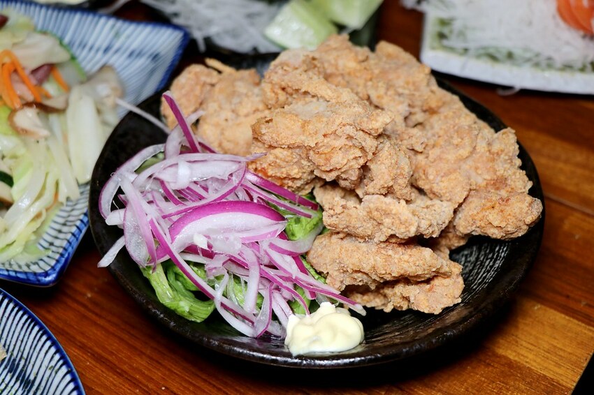 隱身巷弄內的厲害居酒屋.串燒生魚片海鮮都好吃.新北耶誕城周遭美食.板橋居酒屋推薦♥漁網居酒屋♥