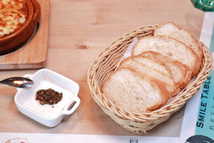 SMILE TABLE微笑餐桌