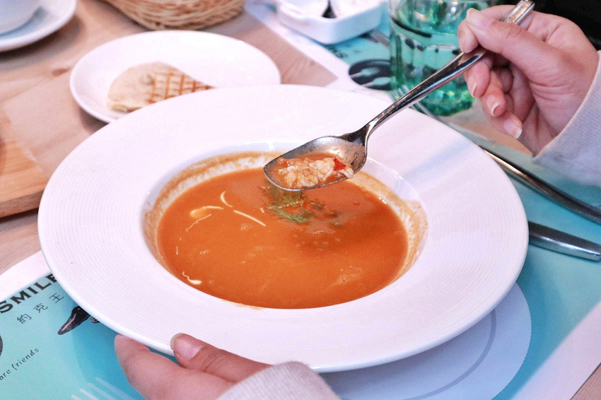 SMILE TABLE微笑餐桌