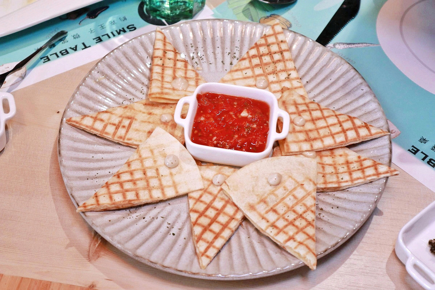 SMILE TABLE微笑餐桌