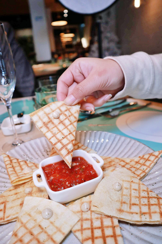 SMILE TABLE微笑餐桌