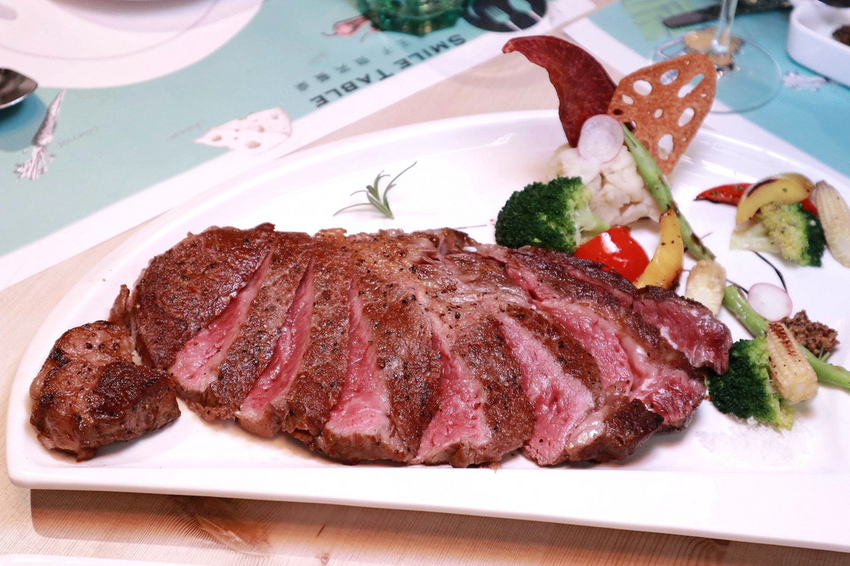 SMILE TABLE微笑餐桌