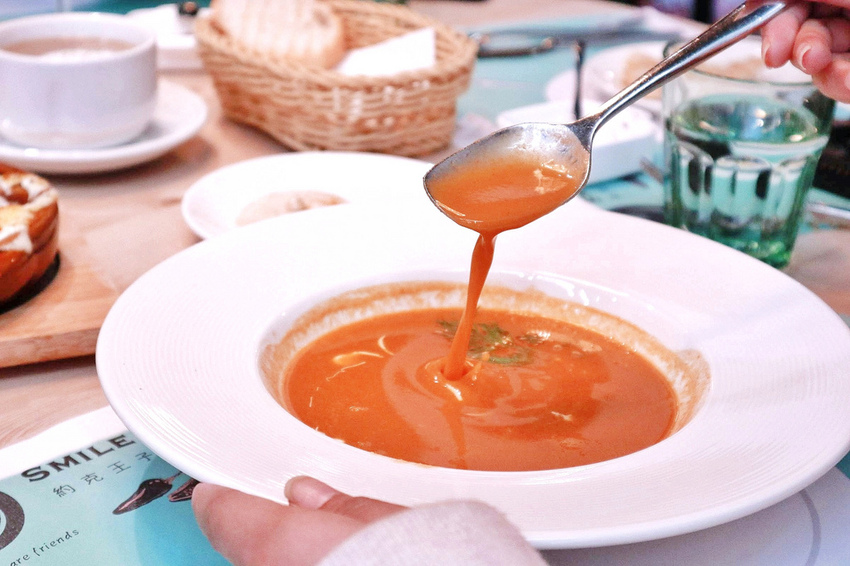 SMILE TABLE微笑餐桌