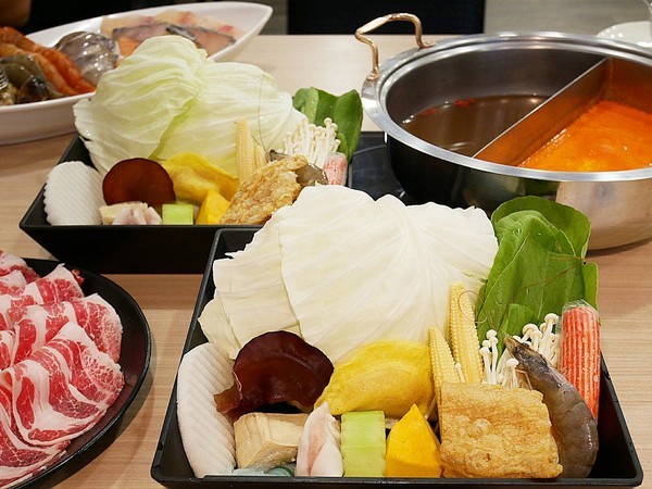 品町幸福鍋物:品町幸福鍋物-台北中山站火鍋 新加坡叻沙湯頭超讚 搭配新鮮海味或是鮮嫩肉片都經典 意麵是必須 吸湯後的風味堪稱一絕