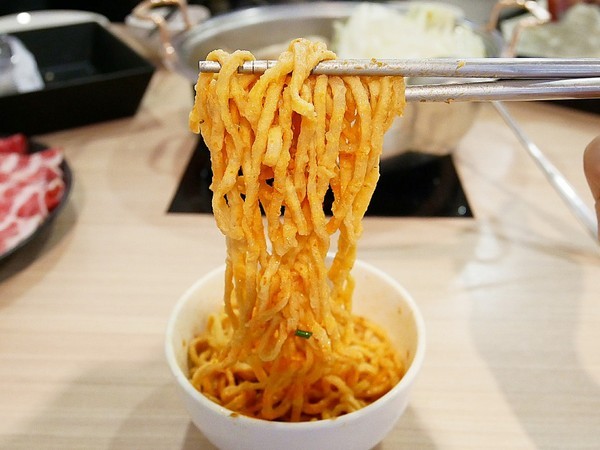 品町幸福鍋物:品町幸福鍋物-台北中山站火鍋 新加坡叻沙湯頭超讚 搭配新鮮海味或是鮮嫩肉片都經典 意麵是必須 吸湯後的風味堪稱一絕