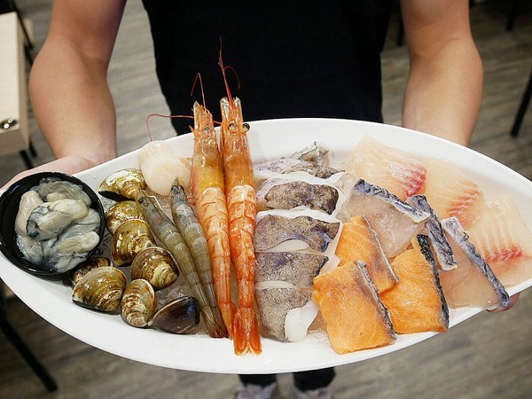 品町幸福鍋物:品町幸福鍋物-台北中山站火鍋 新加坡叻沙湯頭超讚 搭配新鮮海味或是鮮嫩肉片都經典 意麵是必須 吸湯後的風味堪稱一絕