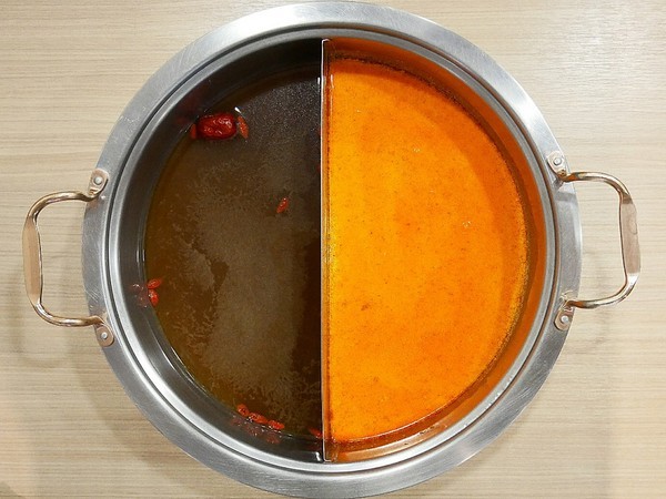 品町幸福鍋物:品町幸福鍋物-台北中山站火鍋 新加坡叻沙湯頭超讚 搭配新鮮海味或是鮮嫩肉片都經典 意麵是必須 吸湯後的風味堪稱一絕