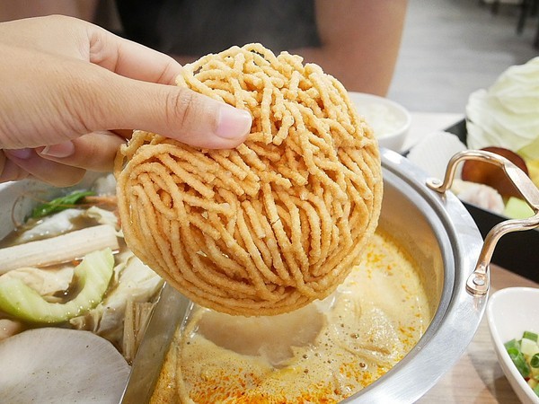 品町幸福鍋物:品町幸福鍋物-台北中山站火鍋 新加坡叻沙湯頭超讚 搭配新鮮海味或是鮮嫩肉片都經典 意麵是必須 吸湯後的風味堪稱一絕