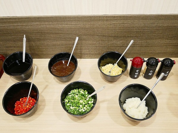 品町幸福鍋物:品町幸福鍋物-台北中山站火鍋 新加坡叻沙湯頭超讚 搭配新鮮海味或是鮮嫩肉片都經典 意麵是必須 吸湯後的風味堪稱一絕