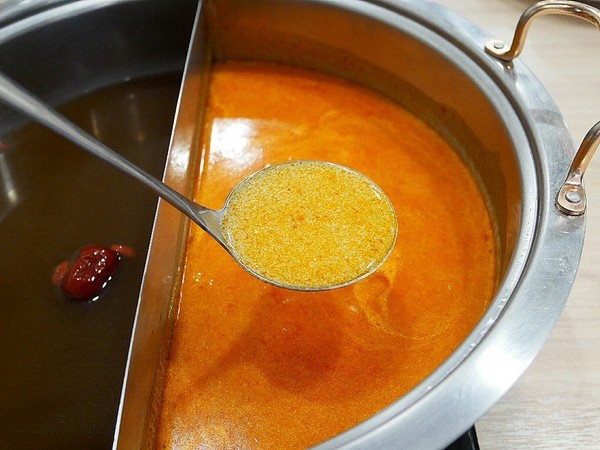 品町幸福鍋物:品町幸福鍋物-台北中山站火鍋 新加坡叻沙湯頭超讚 搭配新鮮海味或是鮮嫩肉片都經典 意麵是必須 吸湯後的風味堪稱一絕