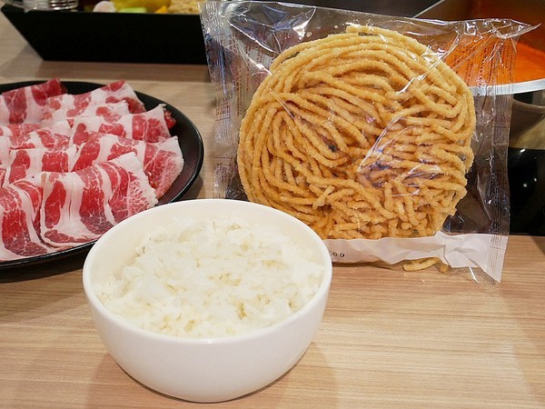 品町幸福鍋物:品町幸福鍋物-台北中山站火鍋 新加坡叻沙湯頭超讚 搭配新鮮海味或是鮮嫩肉片都經典 意麵是必須 吸湯後的風味堪稱一絕