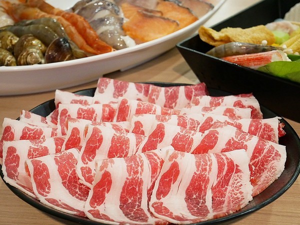 品町幸福鍋物:品町幸福鍋物-台北中山站火鍋 新加坡叻沙湯頭超讚 搭配新鮮海味或是鮮嫩肉片都經典 意麵是必須 吸湯後的風味堪稱一絕