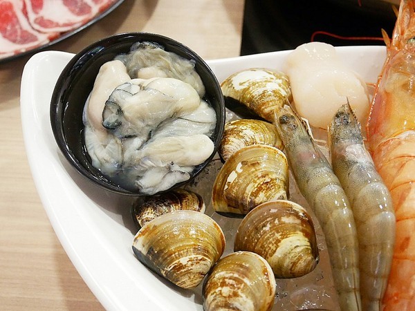 品町幸福鍋物:品町幸福鍋物-台北中山站火鍋 新加坡叻沙湯頭超讚 搭配新鮮海味或是鮮嫩肉片都經典 意麵是必須 吸湯後的風味堪稱一絕