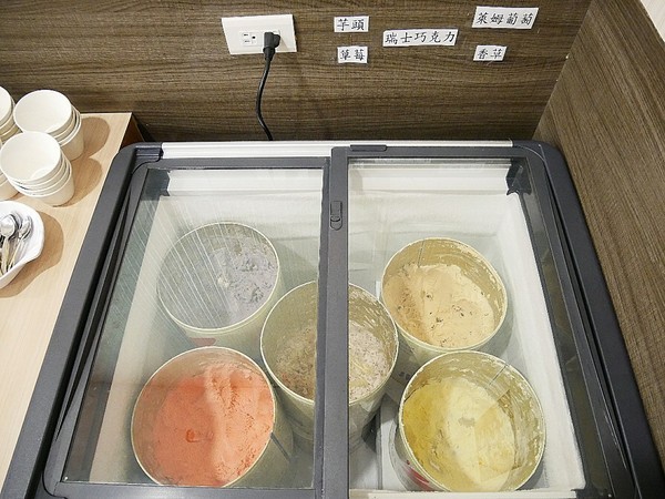 品町幸福鍋物:品町幸福鍋物-台北中山站火鍋 新加坡叻沙湯頭超讚 搭配新鮮海味或是鮮嫩肉片都經典 意麵是必須 吸湯後的風味堪稱一絕