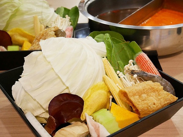 品町幸福鍋物:品町幸福鍋物-台北中山站火鍋 新加坡叻沙湯頭超讚 搭配新鮮海味或是鮮嫩肉片都經典 意麵是必須 吸湯後的風味堪稱一絕