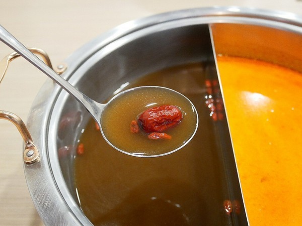 品町幸福鍋物:品町幸福鍋物-台北中山站火鍋 新加坡叻沙湯頭超讚 搭配新鮮海味或是鮮嫩肉片都經典 意麵是必須 吸湯後的風味堪稱一絕