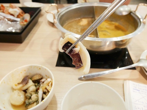 品町幸福鍋物:品町幸福鍋物-台北中山站火鍋 新加坡叻沙湯頭超讚 搭配新鮮海味或是鮮嫩肉片都經典 意麵是必須 吸湯後的風味堪稱一絕