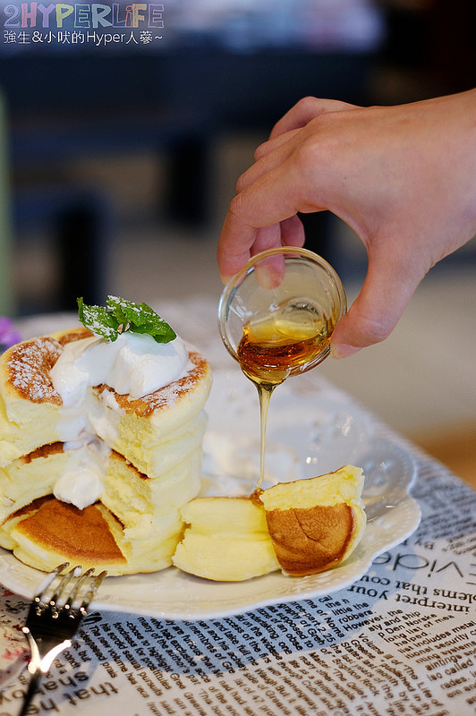 ROSE HOUSE CAFE,三井Outlet,三井Outlet咖啡,三井Outlet美食,三井Outlet誠品生活,古典玫瑰園,古典玫瑰園集團品牌,台中下午茶,台中厚鬆餅,台中咖啡,台中舒芙蕾鬆餅,特厚三層舒芙蕾鬆餅,精品咖啡,舒芙蕾 @強生與小吠的Hyper人蔘~