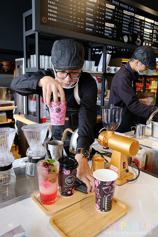 ROSE HOUSE CAFE,三井Outlet,三井Outlet咖啡,三井Outlet美食,三井Outlet誠品生活,古典玫瑰園,古典玫瑰園集團品牌,台中下午茶,台中厚鬆餅,台中咖啡,台中舒芙蕾鬆餅,特厚三層舒芙蕾鬆餅,精品咖啡,舒芙蕾 @強生與小吠的Hyper人蔘~