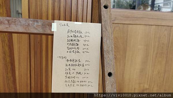 花蓮.花蓮市-花蓮痣男滷肉飯搬家囉!不再隱身西服店，變身文青感十足小店，滷肉飯的滷肉大塊有誠意喔!