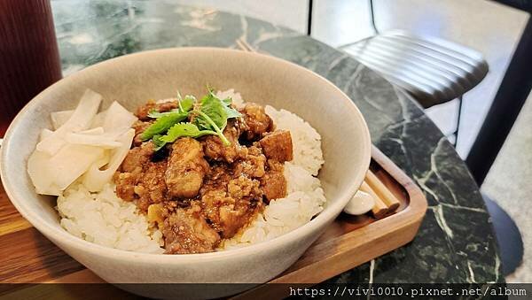 花蓮.花蓮市-花蓮痣男滷肉飯搬家囉!不再隱身西服店，變身文青感十足小店，滷肉飯的滷肉大塊有誠意喔!