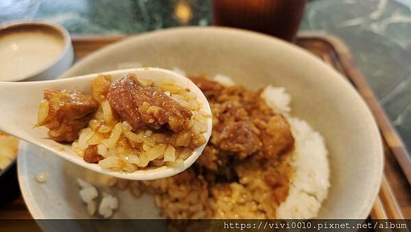 花蓮.花蓮市-花蓮痣男滷肉飯搬家囉!不再隱身西服店，變身文青感十足小店，滷肉飯的滷肉大塊有誠意喔!