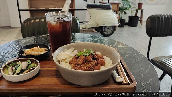花蓮.花蓮市-花蓮痣男滷肉飯搬家囉!不再隱身西服店，變身文青感十足小店，滷肉飯的滷肉大塊有誠意喔!