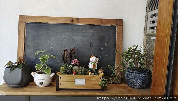 花蓮.花蓮市-花蓮痣男滷肉飯搬家囉!不再隱身西服店，變身文青感十足小店，滷肉飯的滷肉大塊有誠意喔!