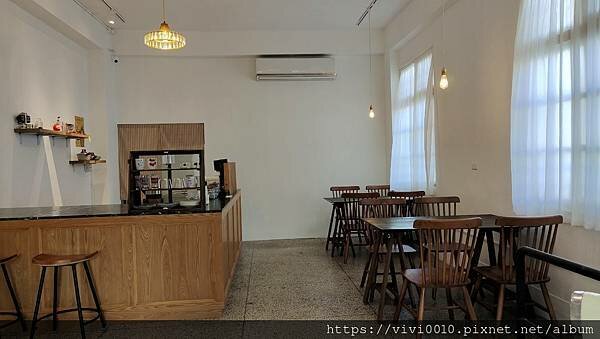 花蓮.花蓮市-花蓮痣男滷肉飯搬家囉!不再隱身西服店，變身文青感十足小店，滷肉飯的滷肉大塊有誠意喔!