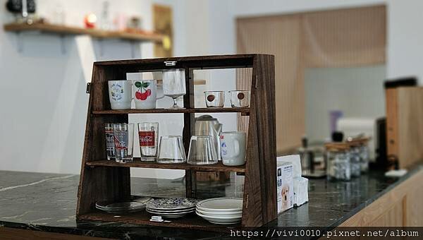 花蓮.花蓮市-花蓮痣男滷肉飯搬家囉!不再隱身西服店，變身文青感十足小店，滷肉飯的滷肉大塊有誠意喔!