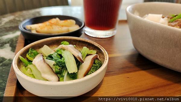 花蓮.花蓮市-花蓮痣男滷肉飯搬家囉!不再隱身西服店，變身文青感十足小店，滷肉飯的滷肉大塊有誠意喔!