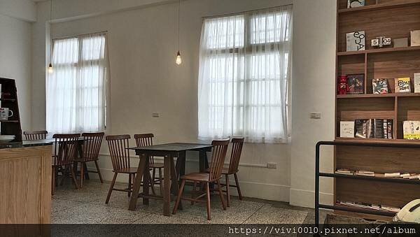 花蓮.花蓮市-花蓮痣男滷肉飯搬家囉!不再隱身西服店，變身文青感十足小店，滷肉飯的滷肉大塊有誠意喔!